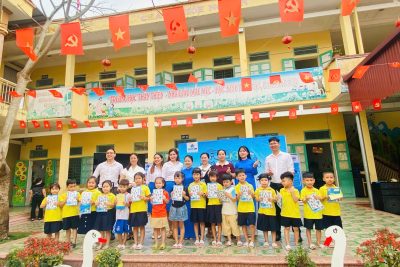 Các bạn nhỏ Trường MN Bình Hòa giao lưu cùng các thầy cô Trung tâm Tiếng Anh Ocean EDU