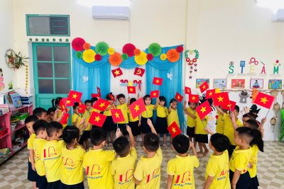 CÁC BẠN NHỎ TRƯỜNG MN BÌNH HÒA CHÀO MỪNG NGÀY GIẢI PHÓNG MIỀN NAM, THỐNG NHẤT ĐẤT NƯỚC 30/4