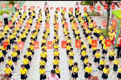 Cô và trò Trường mầm non Bình Hòa khởi động ngày mới, đồng diễn hưởng ứng ngày hội Thể dục thể thao